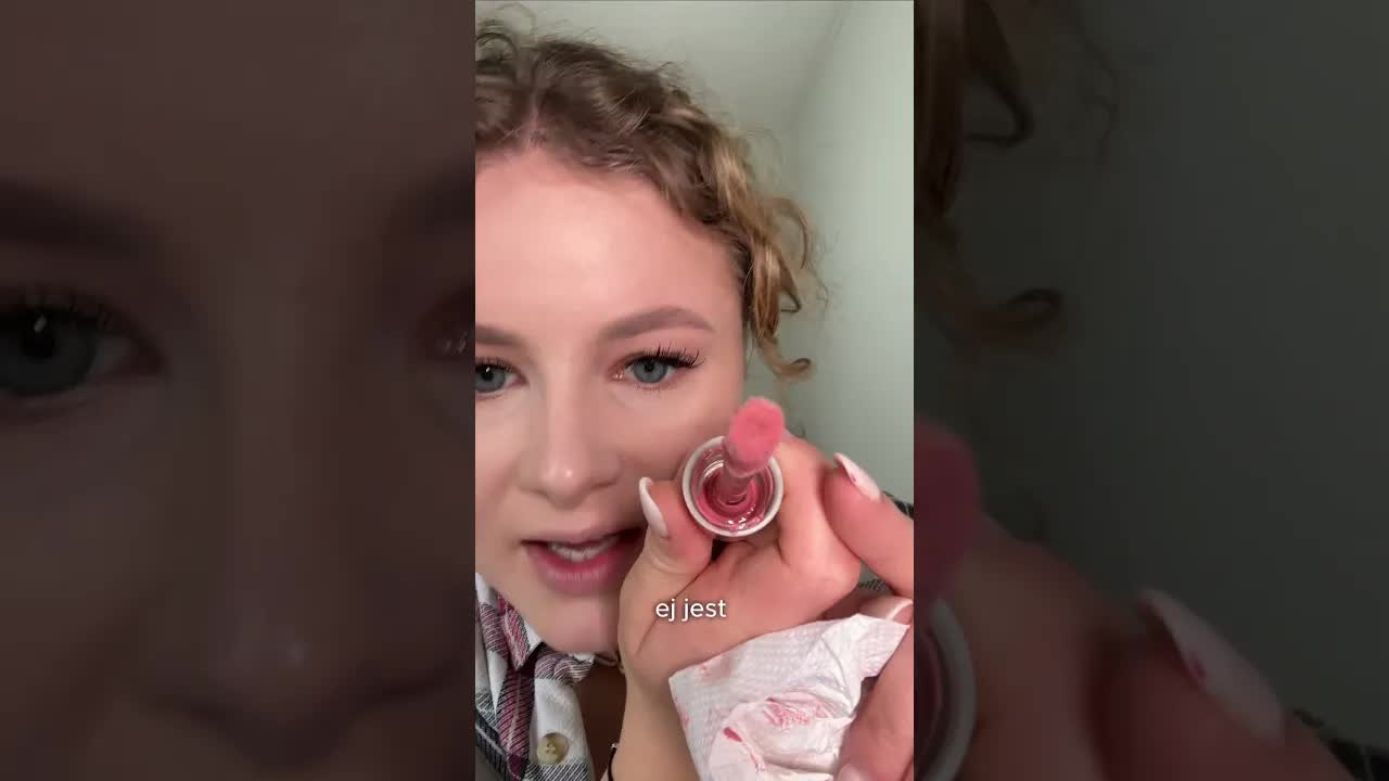 Czy w różu Rare Beauty jest serduszko?