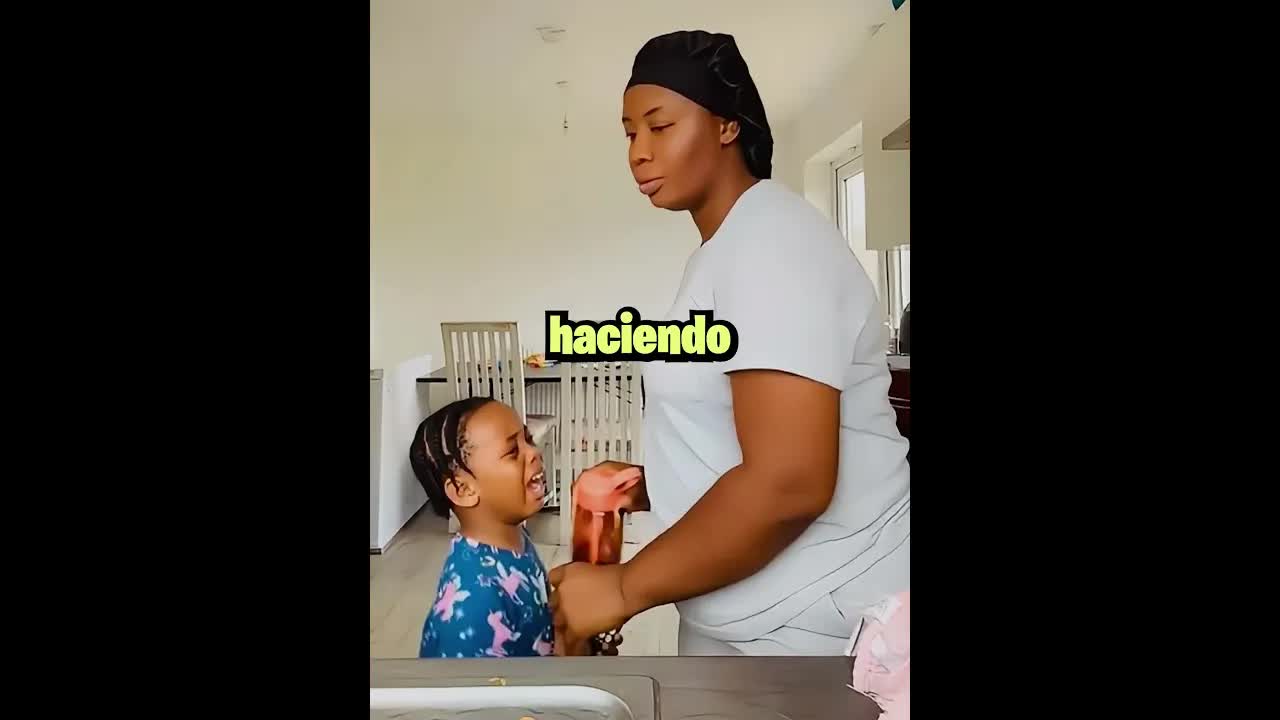 Madre enseña modales a su hijo y causa polémica