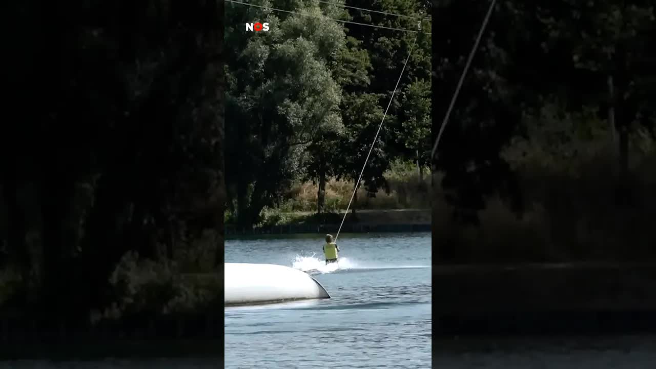 Kinderen waterskiën terwijl ze blind zijn