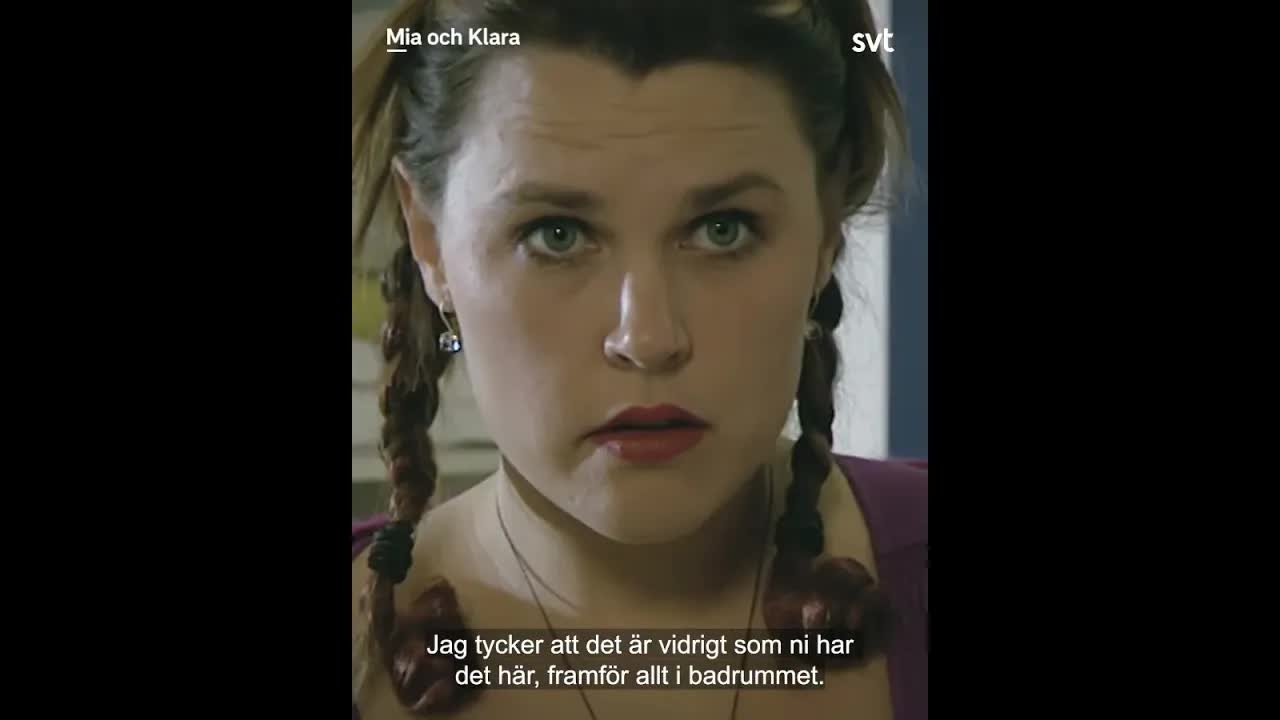 Mia och Klara: Hemkomst till stökigt badrum