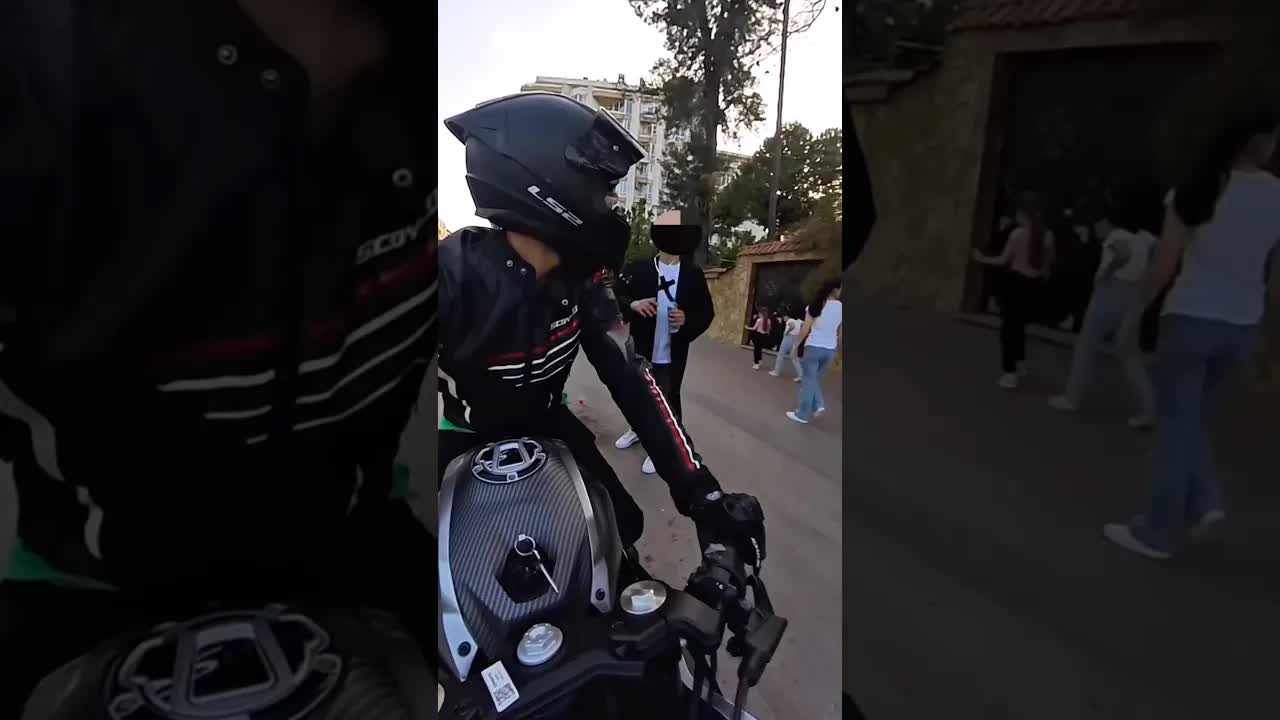 Yolda Düşen Papaza Yardım Etmek