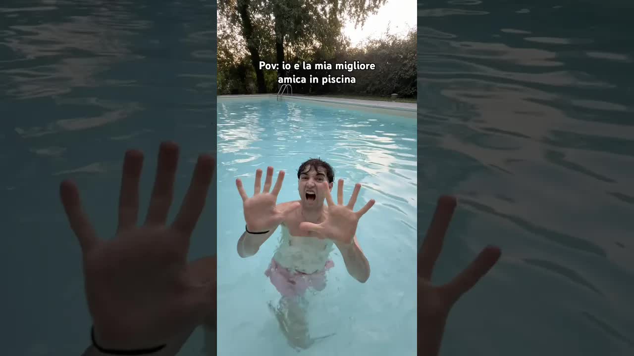Due amici in piscina: giochi e abbronzatura