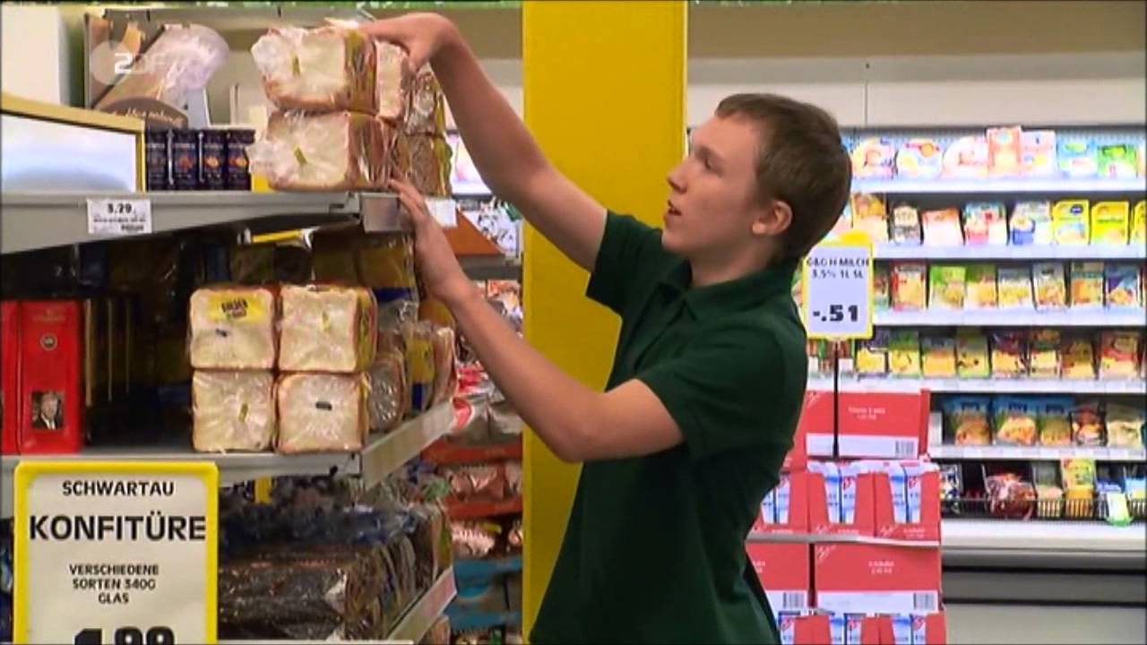 Carina mit Down-Syndrom arbeitet im Supermarkt