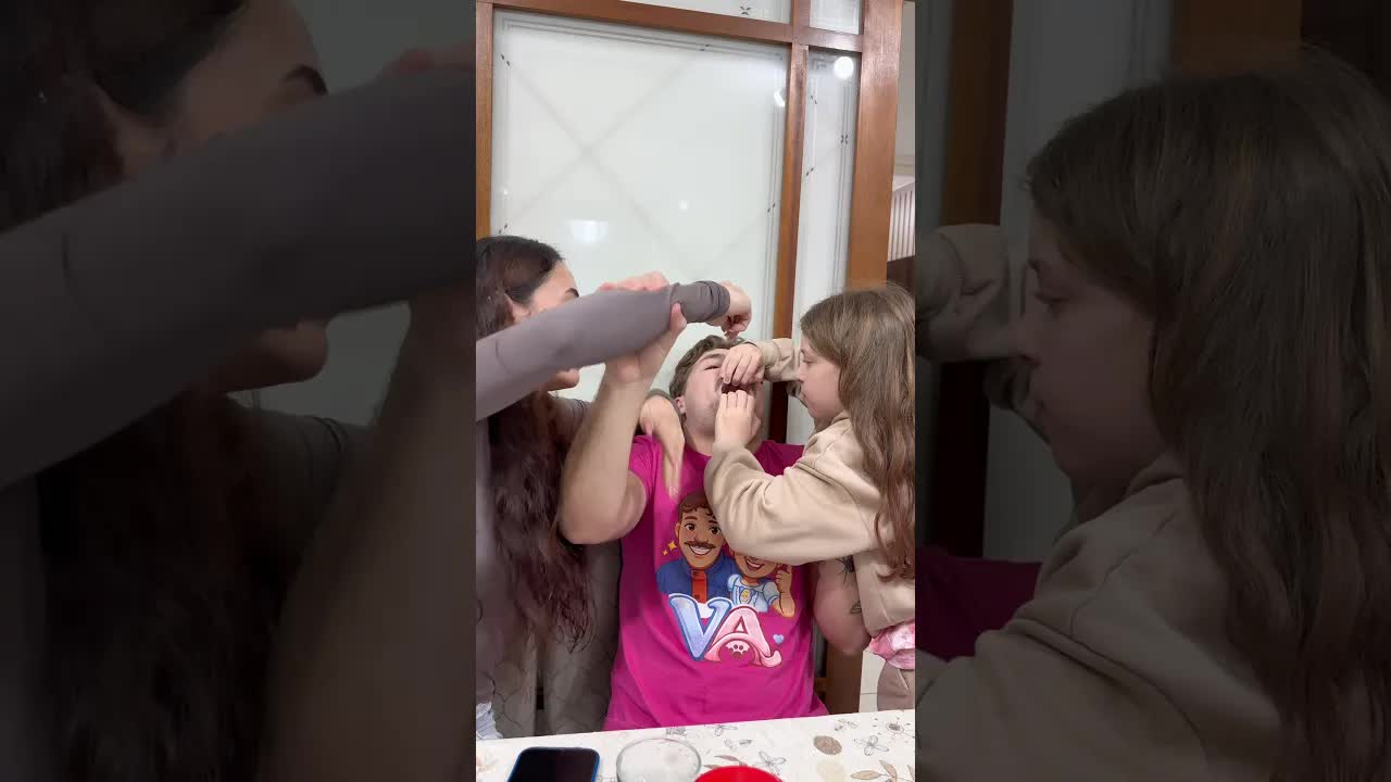 A caçula dá remédio ao irmão doente