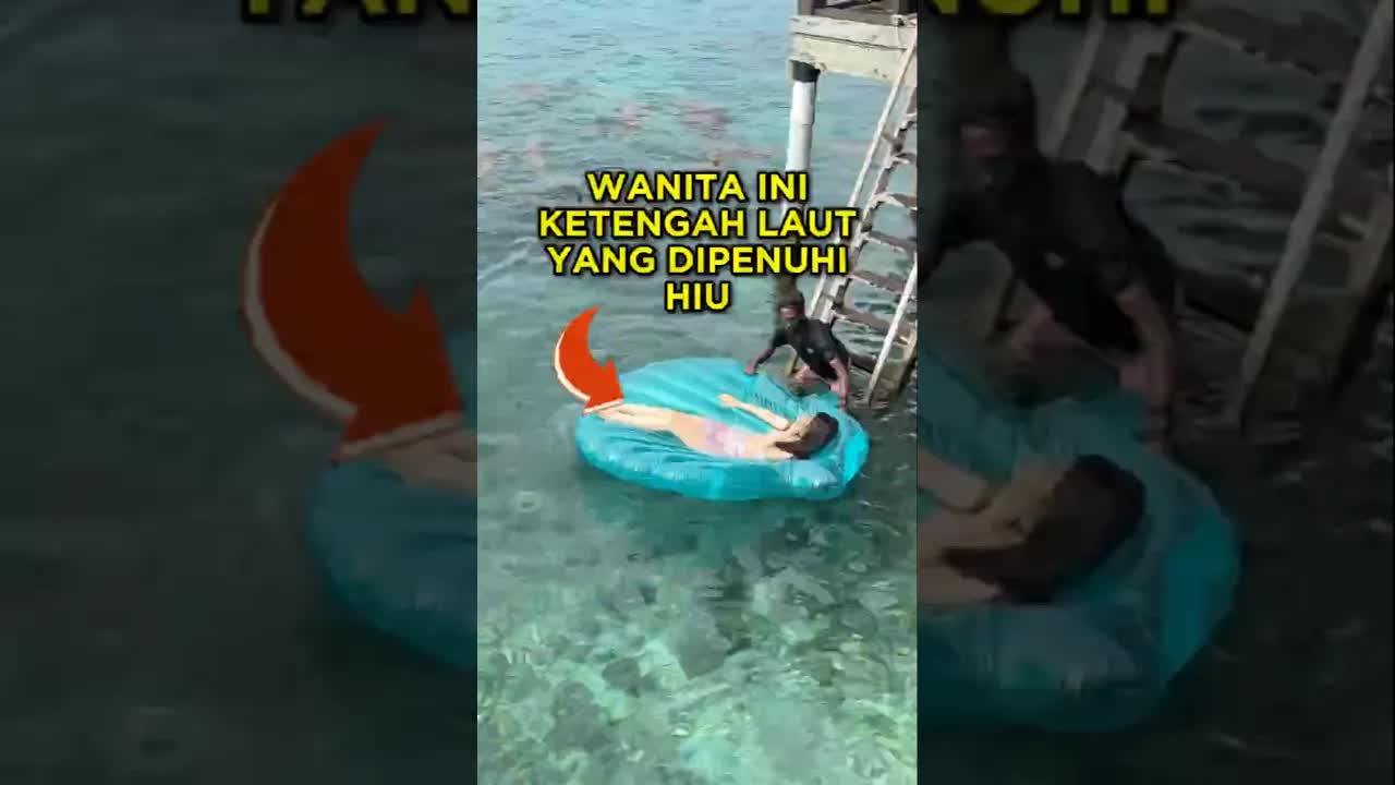 Wanita di perahu plastik dikelilingi hiu