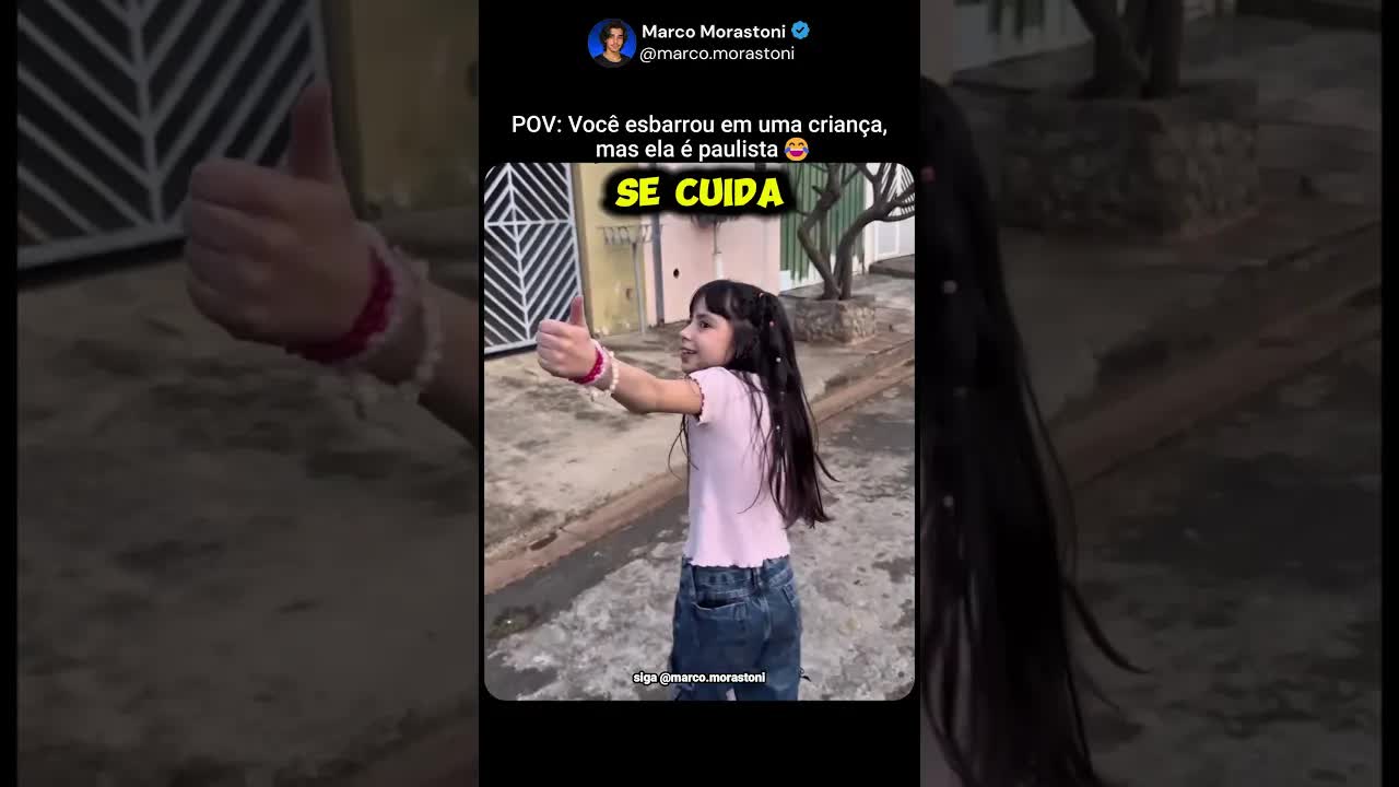Criança com atitude engraçada e humildade