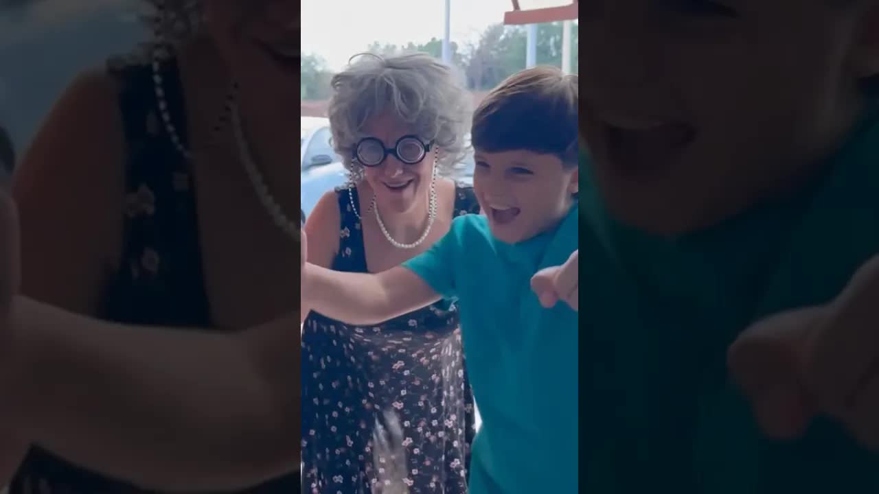 Nonna Pina impara a guidare la macchina