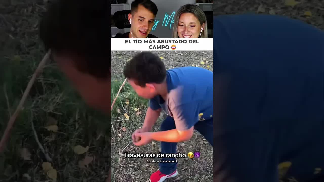 Travesuras de niño con una lagartija en el rancho
