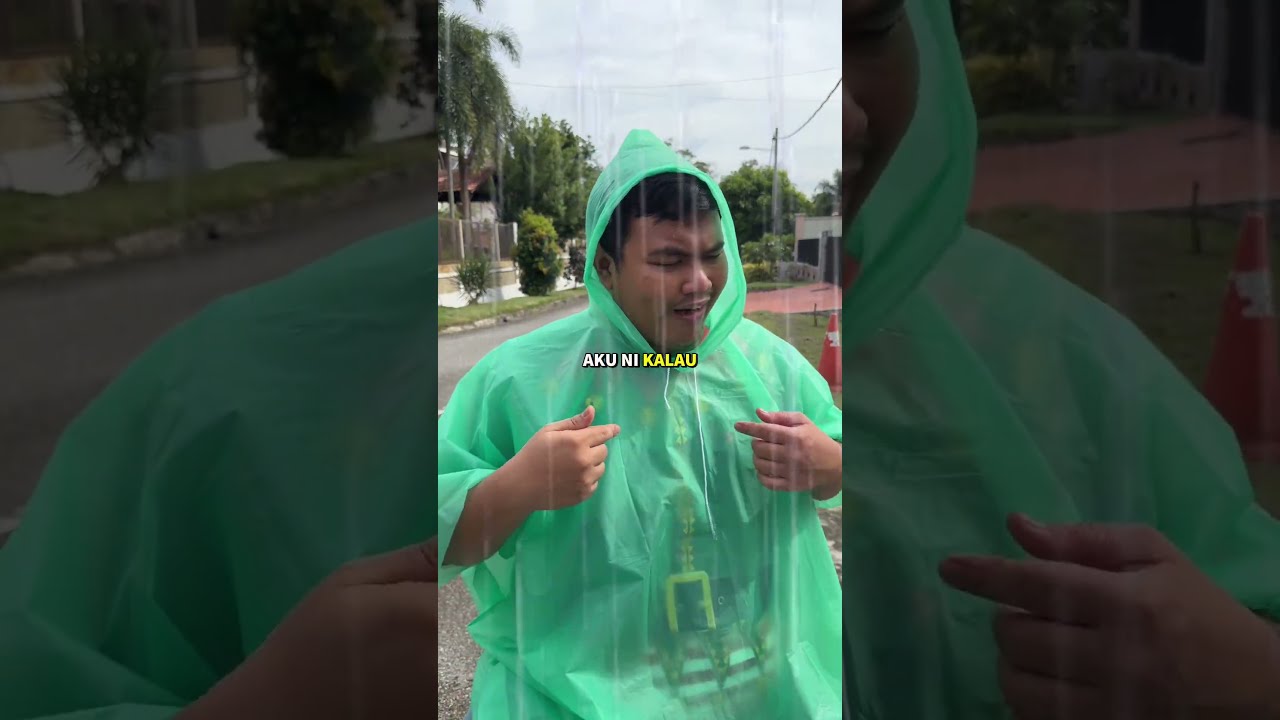 Anak Main Hujan Pakai Baju Hujan Buatan Sendiri
