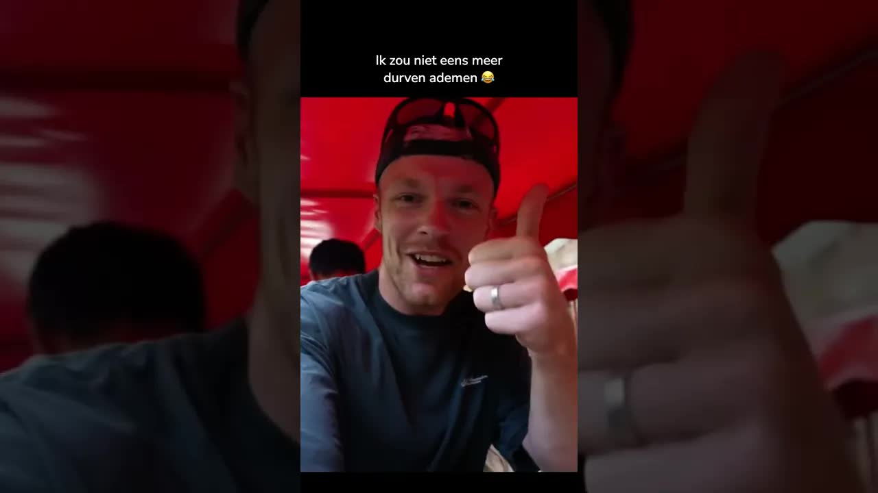 Kleine jongen op spannend treintje