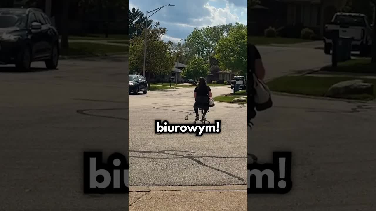 Dziewczyna jeździ do pracy na krześle biurowym