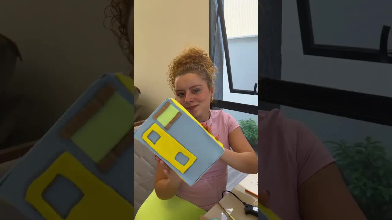 Fazendo um telefone com EVA para a escola
