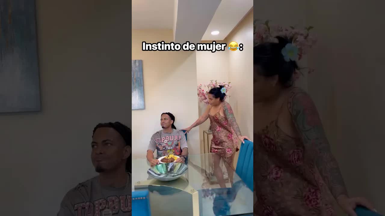 Regañando al niño por la comida y la cuchara