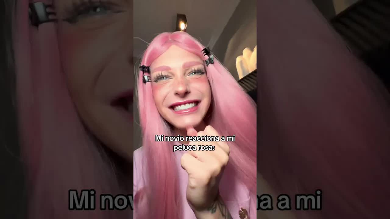 Mi novio reacciona a mi peluca rosa