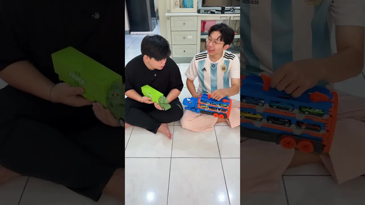 Main Mobil-mobilan Keren Abang dan Adik
