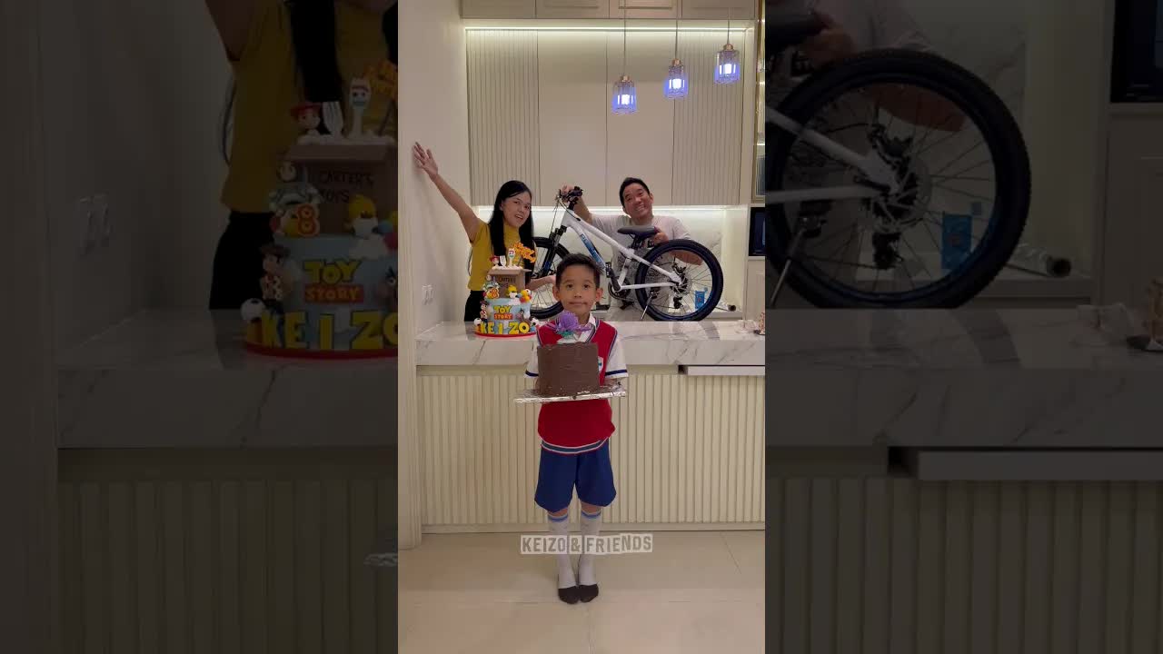 Keizo Jatuhkan Kue Palsu di Meja