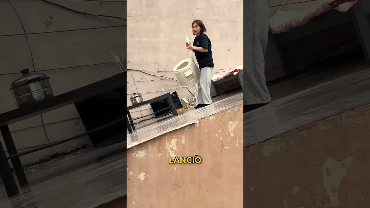 Una ragazza e la sua casa che scivola via