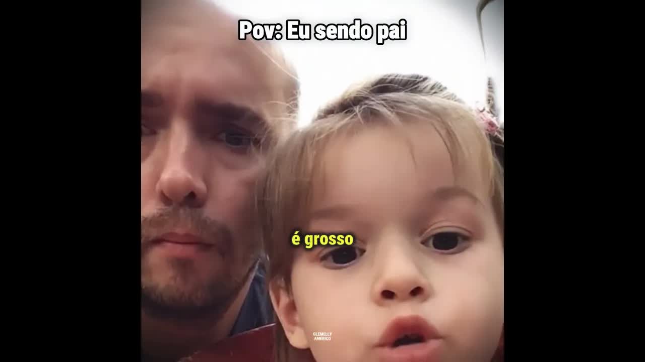 Pai e filho em momento de humor familiar