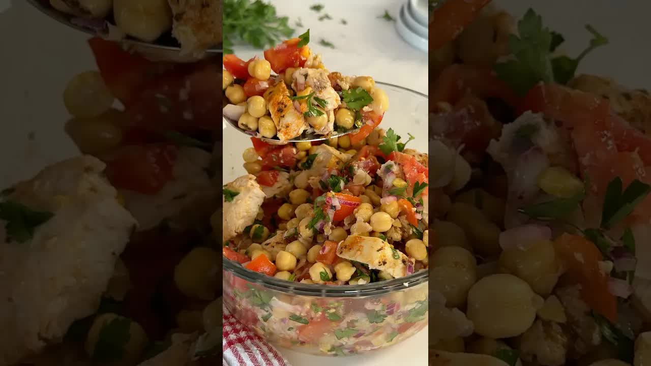 Salada de frango com grão e nozes
