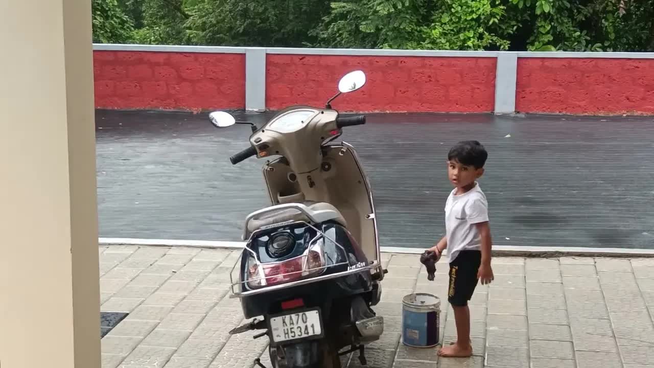 தாத்தாவின் ஷாம்பூ தேடுதல் மற்றும் குழந்தையின் விளையாட்டு