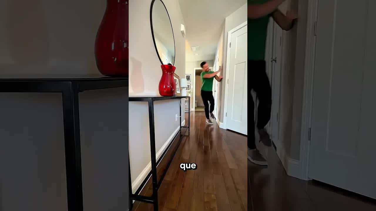 O irmão mais novo quebra o espelho do pai