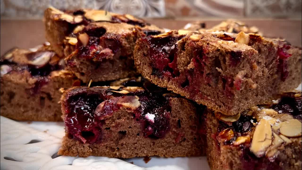 Шоколадов сладкиш с вишни - лесна рецепта