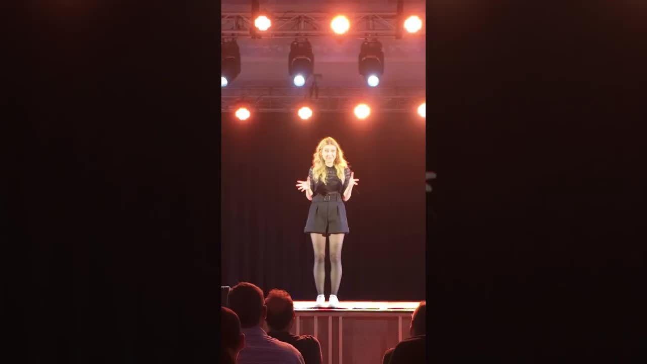 Laura Laune joue à Miami devant des expatriés français