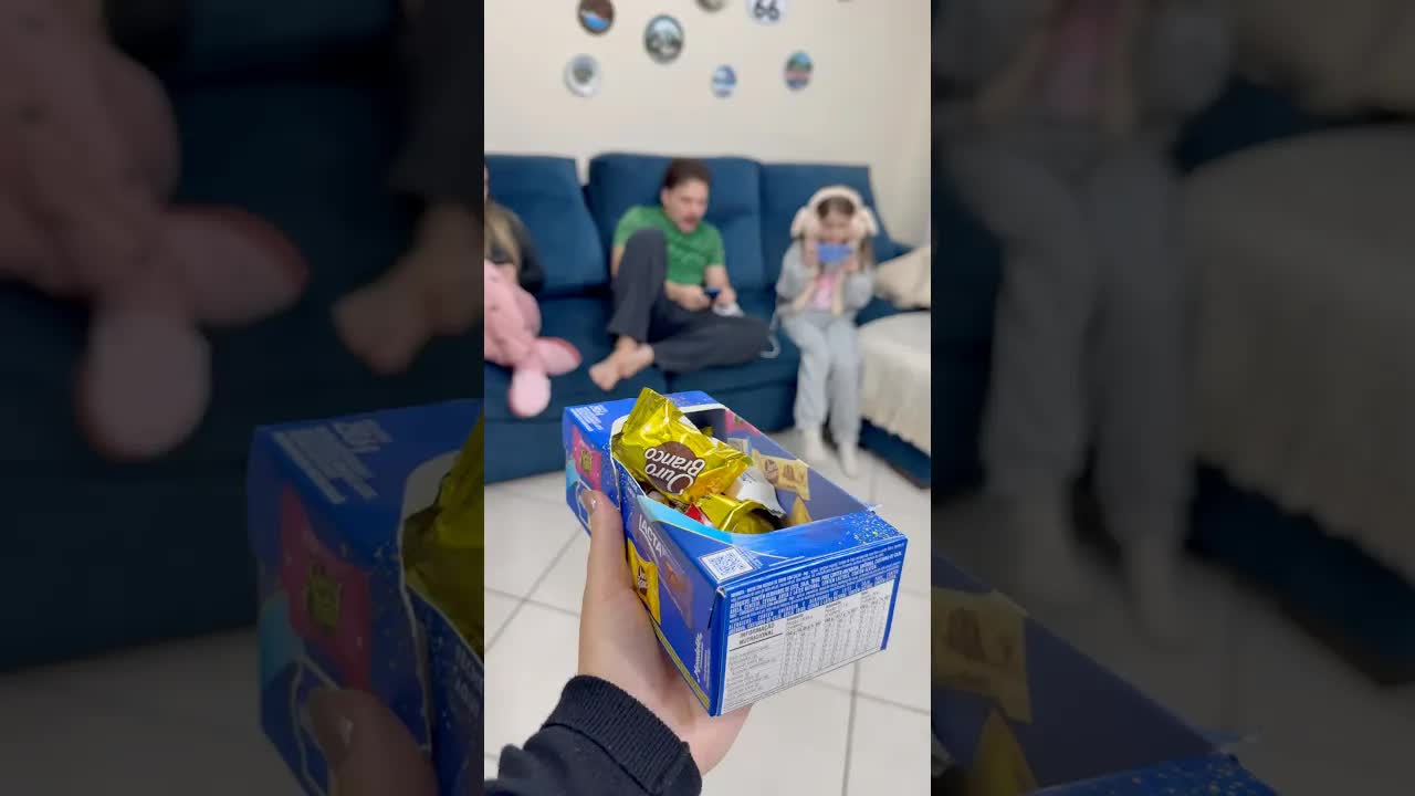 Distribuindo bombons entre os filhos