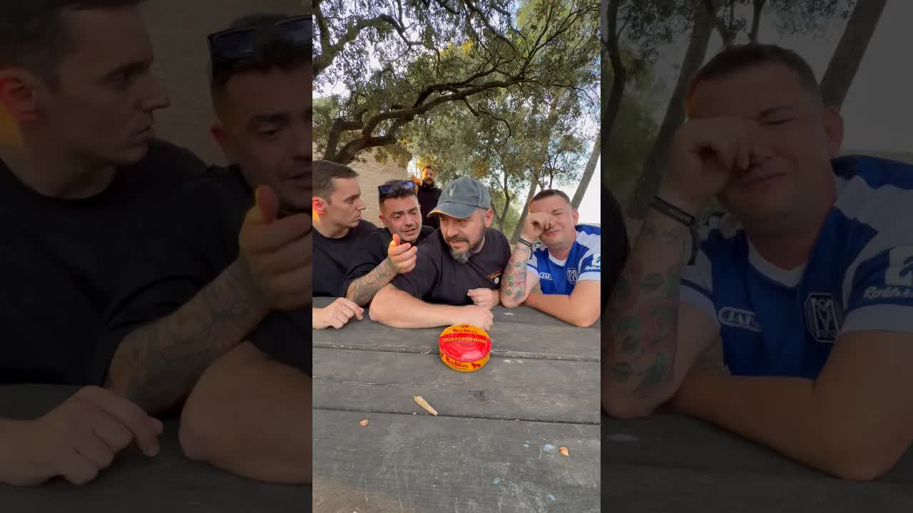 Probando surströmming y reaccionando al olor