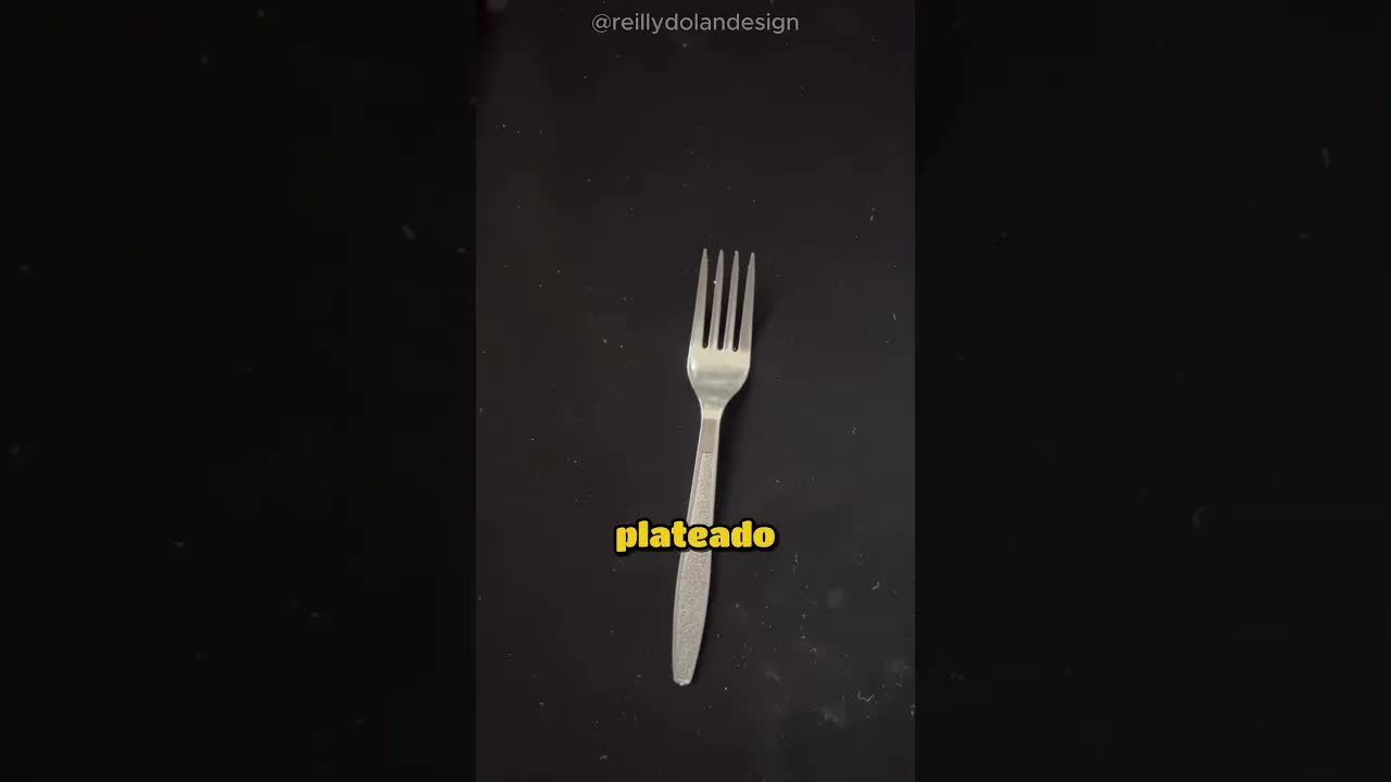 Una tela tan oscura que hasta un gato negro parece plateado