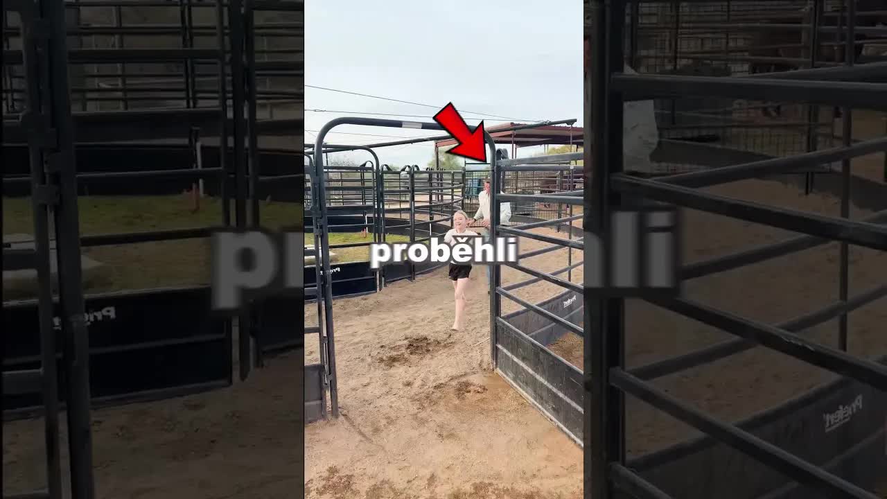 Táta a dcera závodí skrz bránu s pejskem