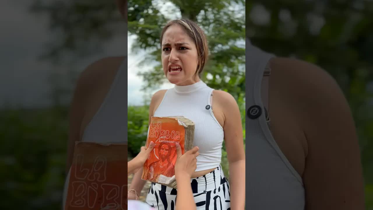 Una niña y una biblia que flota