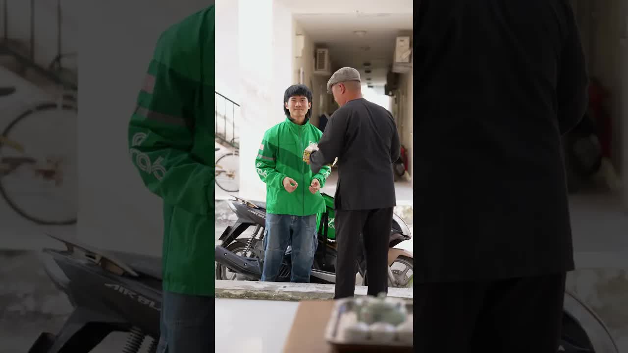 Người Giao Hàng Và Cô Chủ Nhà Giàu