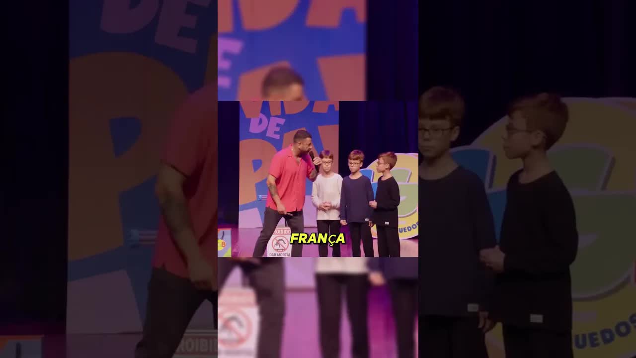 Três crianças no palco respondem perguntas