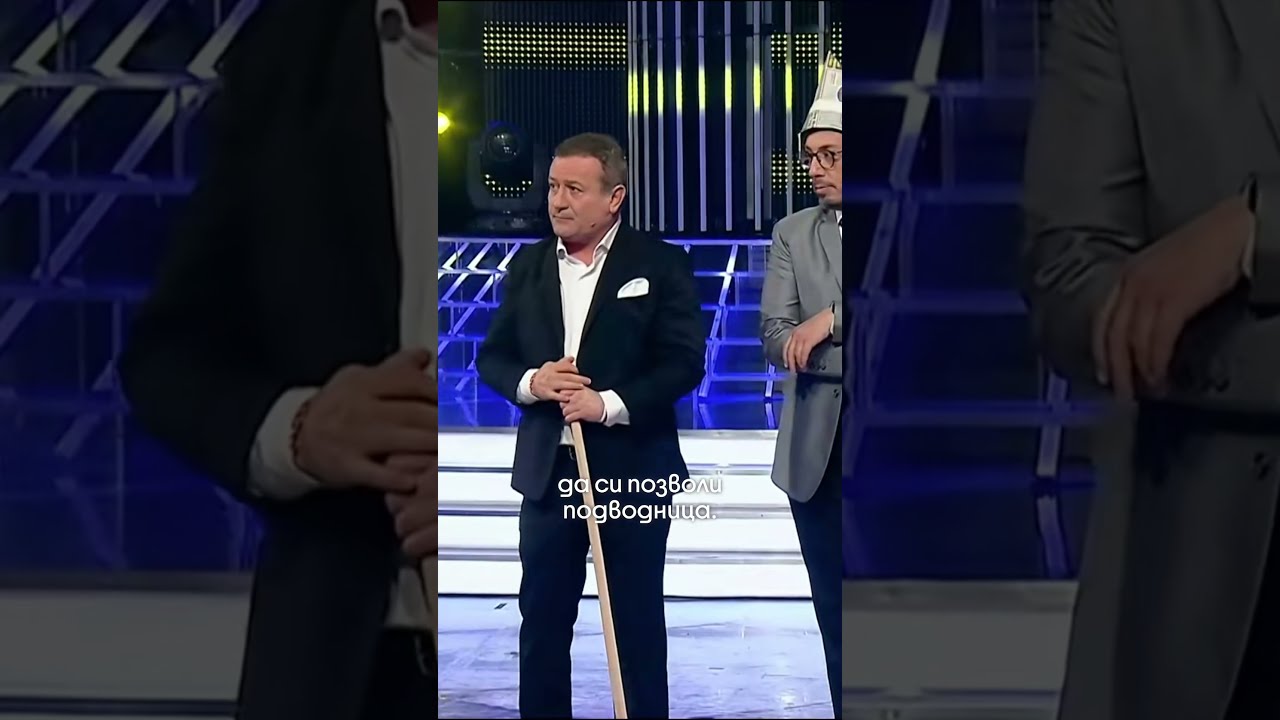 Прости работници копаят нива за подводница