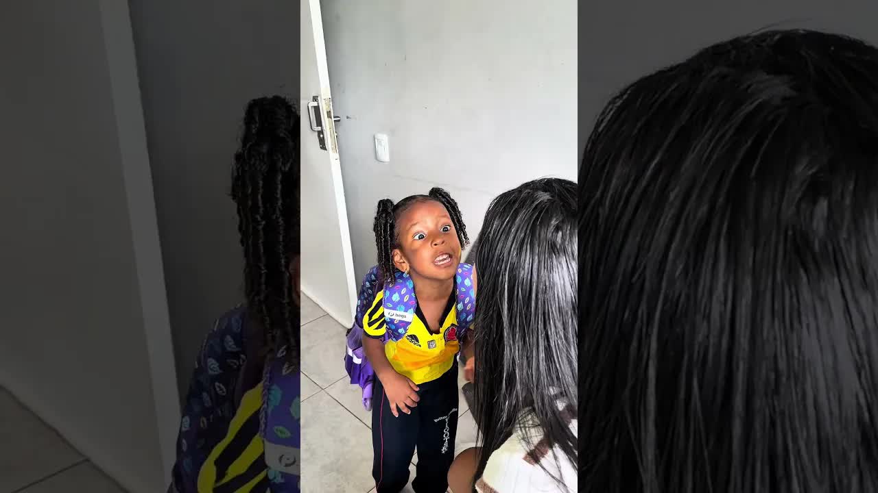 Isabella recita un poema en la escuela