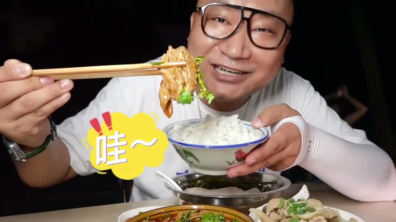 深夜小镇品尝肥肠蹄花