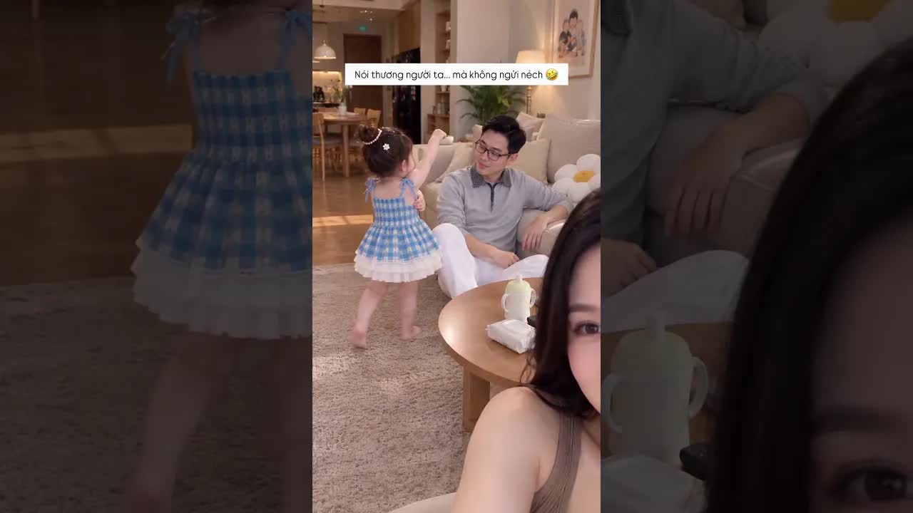 Em vừa tắm xong, bà ngửi thử xem thơm không?