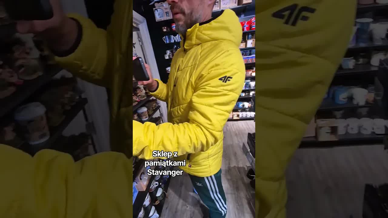 Oglądanie pamiątek w sklepie turystycznym