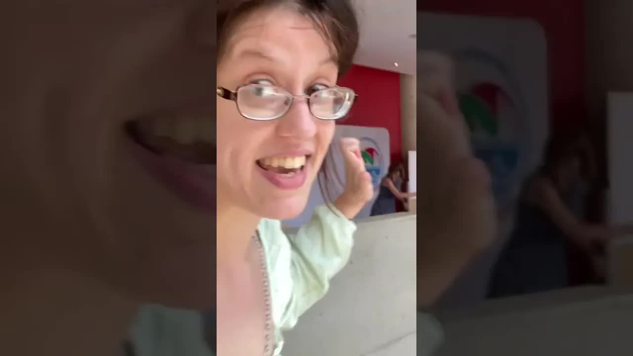 Barbara akiras sian nomŝildon ĉe Uken Montrealo