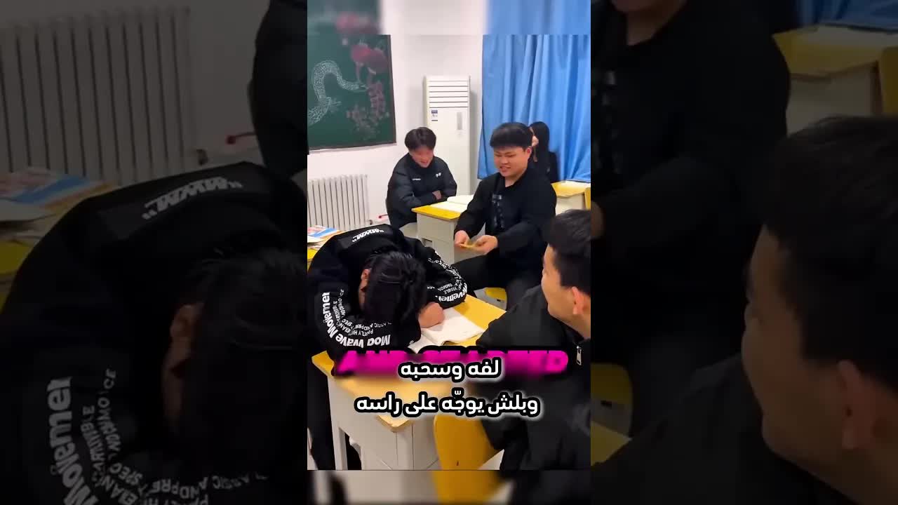 طالب نايم يستيقظ بخدعة مطاطية