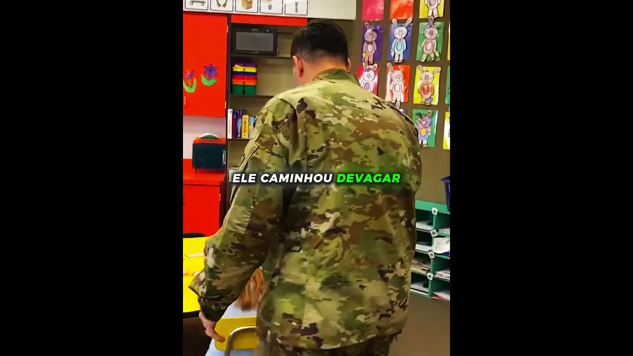 Pai militar surpreende filha na escola