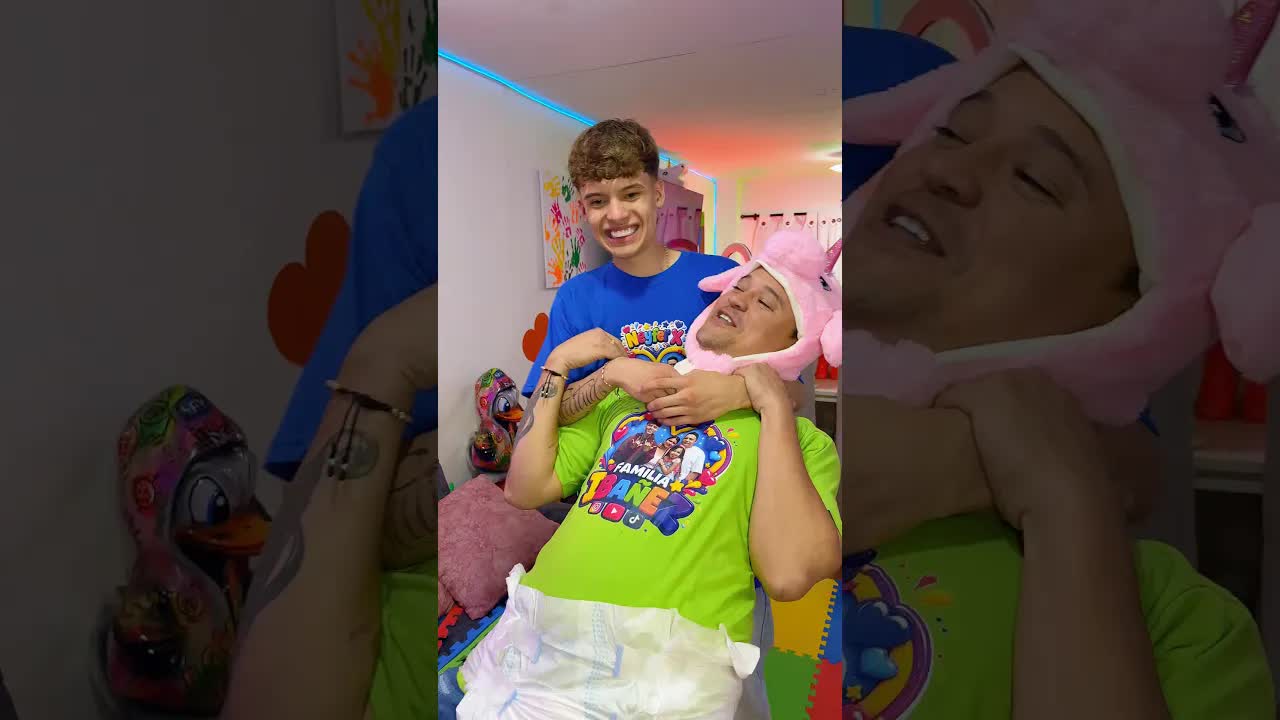 El bebé hizo popó y todos ayudan