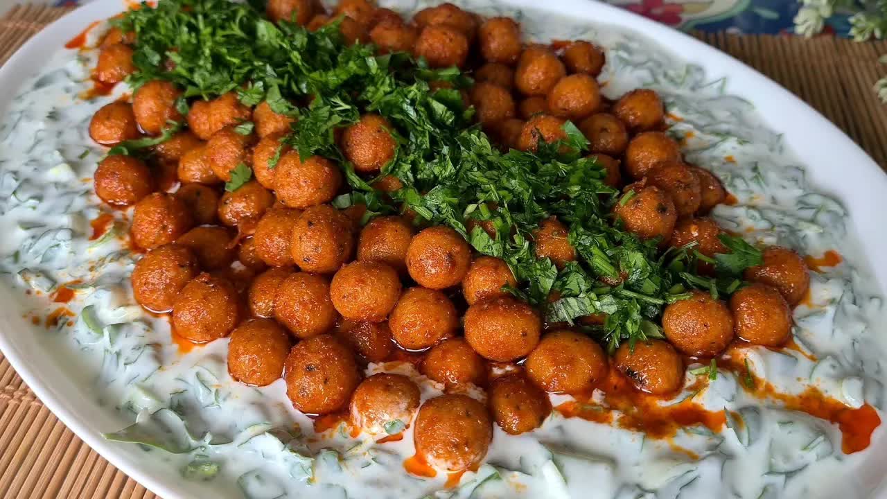 Ev Yapımı Bulgur Köftesi Tarifi ve Servisi
