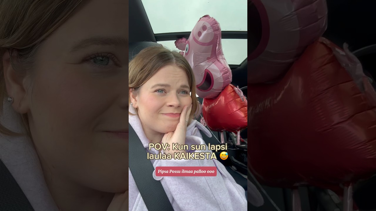 Pieni lapsi leikkii ilmapalloilla ja nukilla