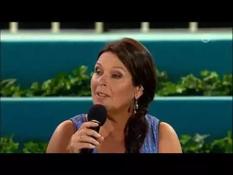 Lotta Engberg tackar tittarna i säsongsavslutningen