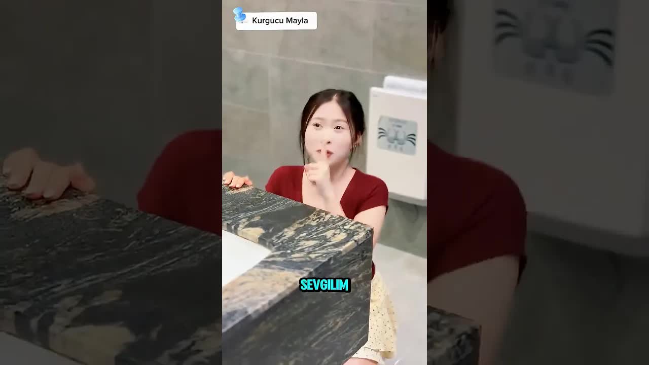 Kızdan Kaçarken Tuvalette Saklanma Hatası