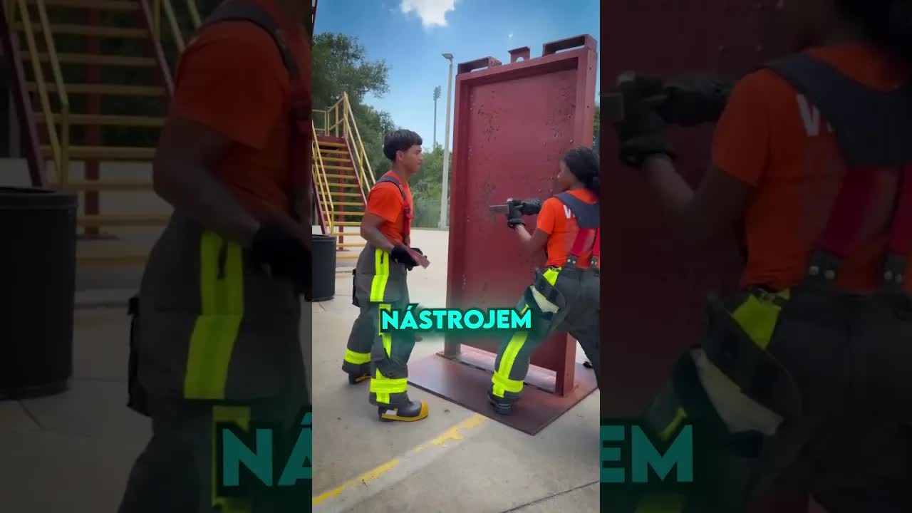 Budoucí hasička otevírá dveře pomocí haliganu