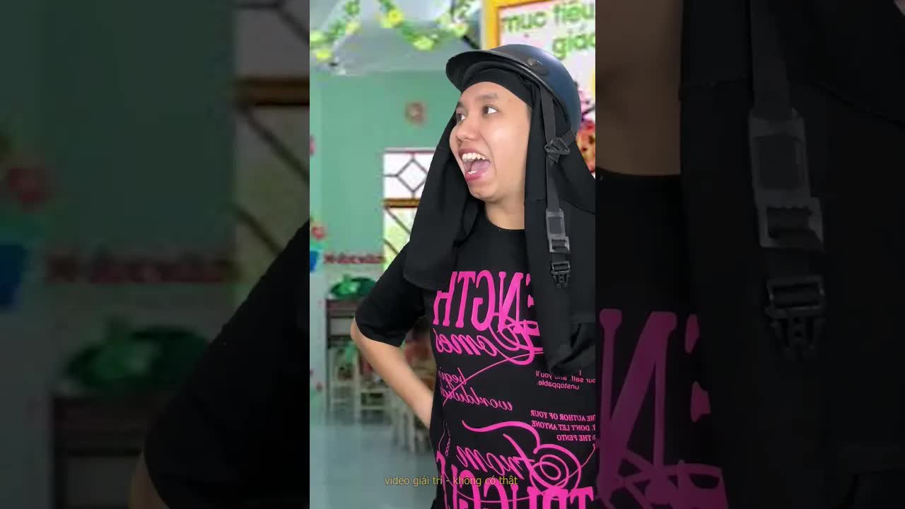 Em bé khóc đòi về nhà mẹ đi làm