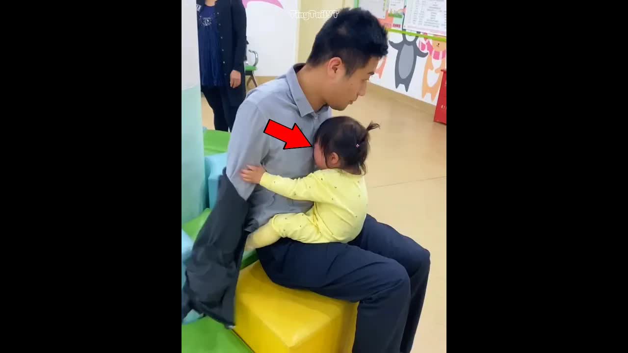 هذا الأب واسى ابنته من خوف الحقنة